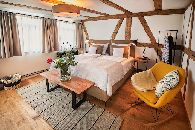 Stilvoll eingerichtetes Fachwerkzimmer im Boutique-Hotel