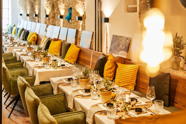 Festlich gedeckte lange Tafel im Restaurantsaal