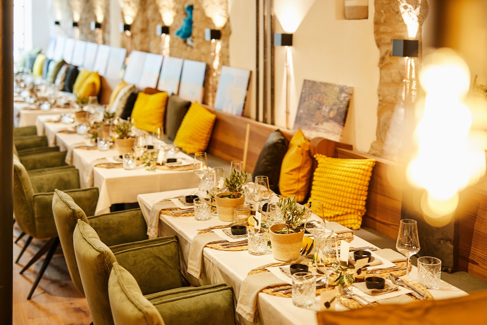Festlich gedecktes Restaurant für Geburtstagsfeiern