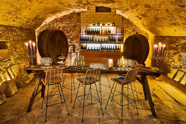 Weinprobe im Gewölbekeller zwischen Weinfässern