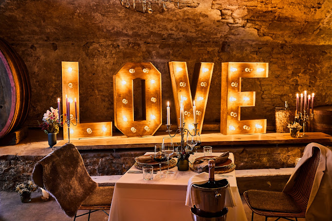Romantisches Candlelight-Dinner im Gewölbekeller mit LOVE-Leuchtbuchstaben