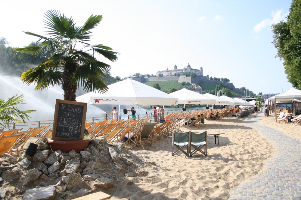 Stadtstrand Würzburg am Main mit Blick auf die Festung Marienberg
