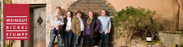 Familie Weingut Bickel-Stumpf vor historischem Gewölbetor