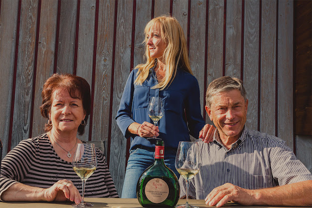 Familie Weingut Roth mit fränkischem Weißwein bei sonnigem Wetter