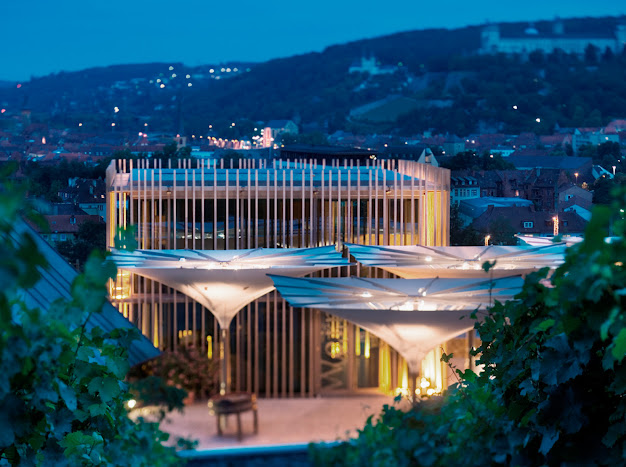 Weingut Scheuring Ethos No.1 – Ilonka Scheuring mit ihren Weinflaschen