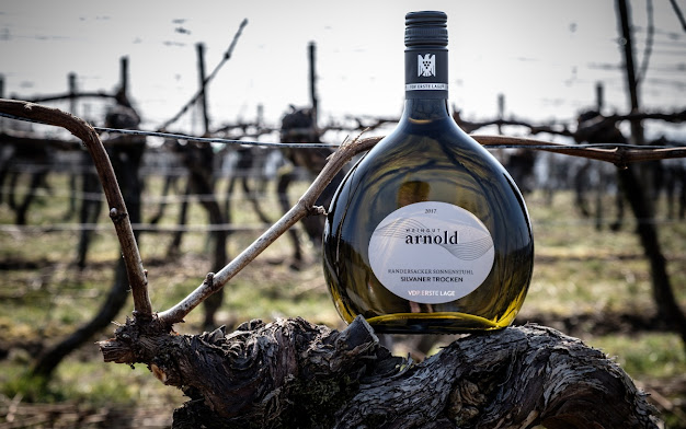 Weingut Arnold Randersacker – Bocksbeutel Silvaner Trocken in Weinbergen