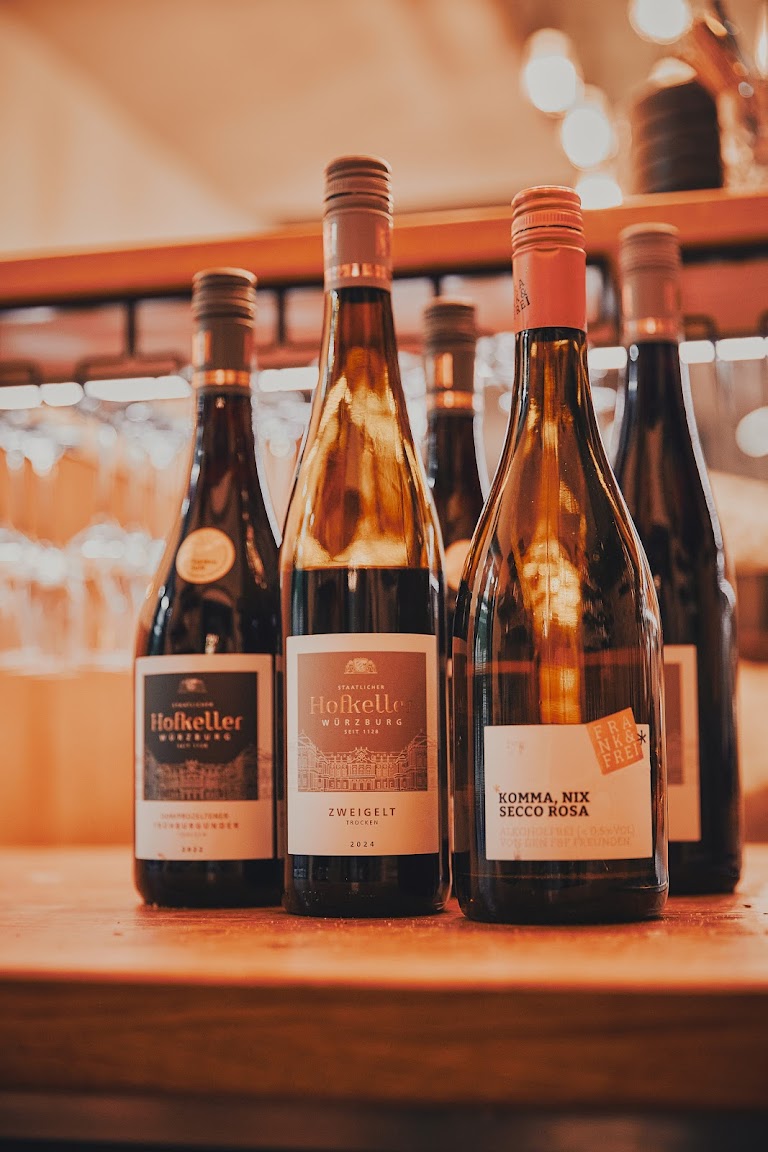 Frankenweine Hofkeller Würzburg Zweigelt und Komma Nix Secco Rosa auf der Weinbar