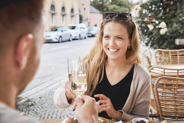 Lächelnde Frau mit Champagnerglas beim Feiern im Weinforum Franken
