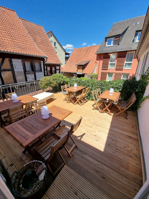 Sonnendurchfluteter Innenhof des Weinforums mit mediterranem Flair und Terrassenmöbeln