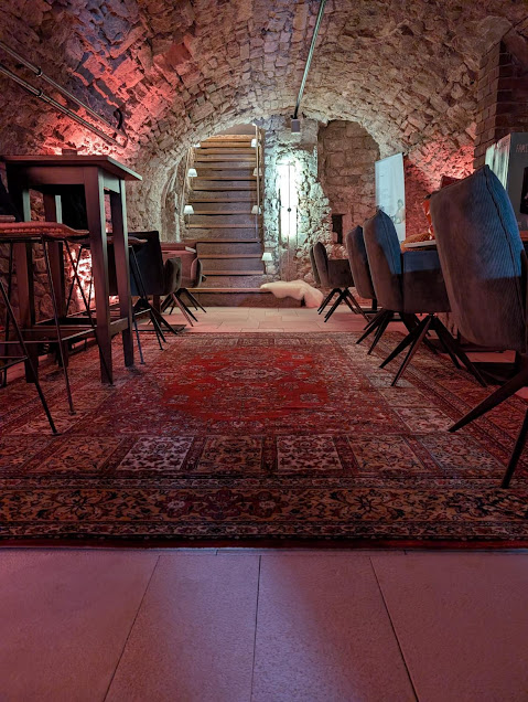 Historischer Gewölbekeller des Weinforum Franken mit Weinbar und stimmungsvoller Beleuchtung
