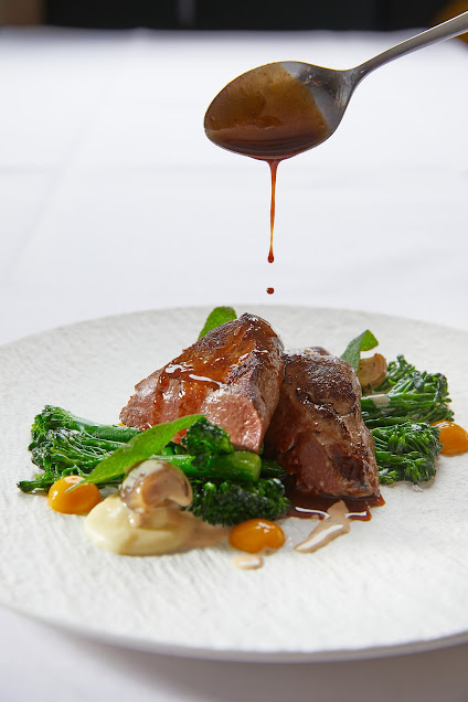 Professionell angerichteter Fleischteller – Handwerkskunst aus Rainer Trautenbachs Küche