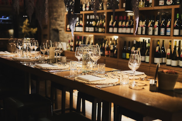 Weinbar und gedeckte Tische in der Vinothek des Weinforums für den Silvesterabend