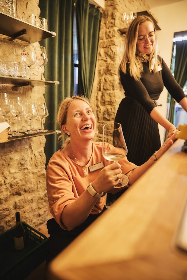 Zwei lächelnde Mitarbeiterinnen des Weinforum Franken – herzliches Team für einen unvergesslichen Abend