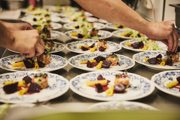 Rainer Trautenbach richtet einen Startergang sorgfältig auf weißem Teller an