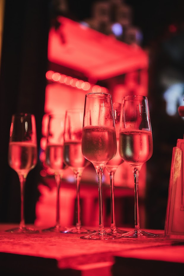 Champagnerflöten in rotem Licht – stimmungsvoller Silvester-Countdown im Weinforum