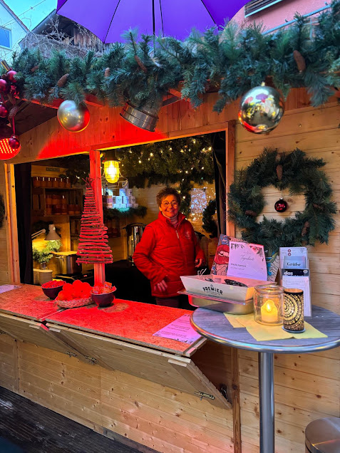 Weihnachtsmarkt Stand mit Gluehwein