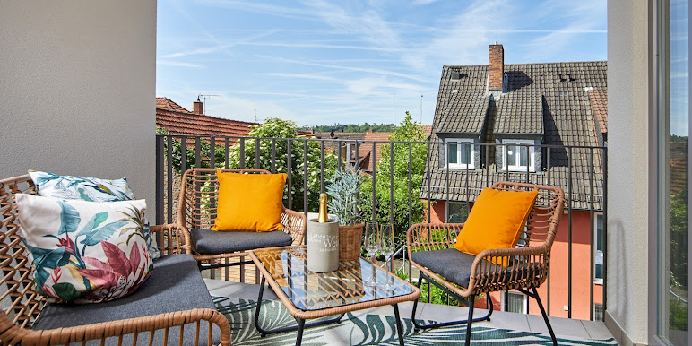 Privater Balkon mit Loungemöbeln und Champagner – Ferienwohnung Weinforum Franken mit Aussicht über Eibelstadt