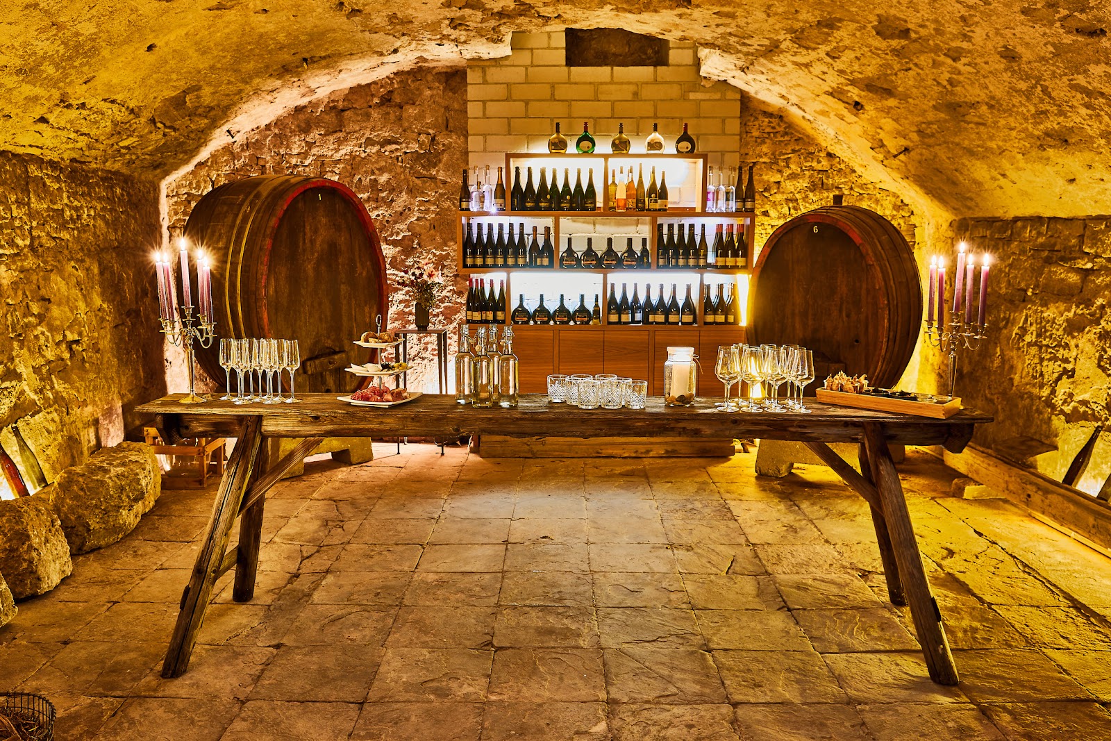 Vespertafel mit Weinprobe im historischen Gewölbekeller des Weinforum Franken – Fässer und Kerzenlicht