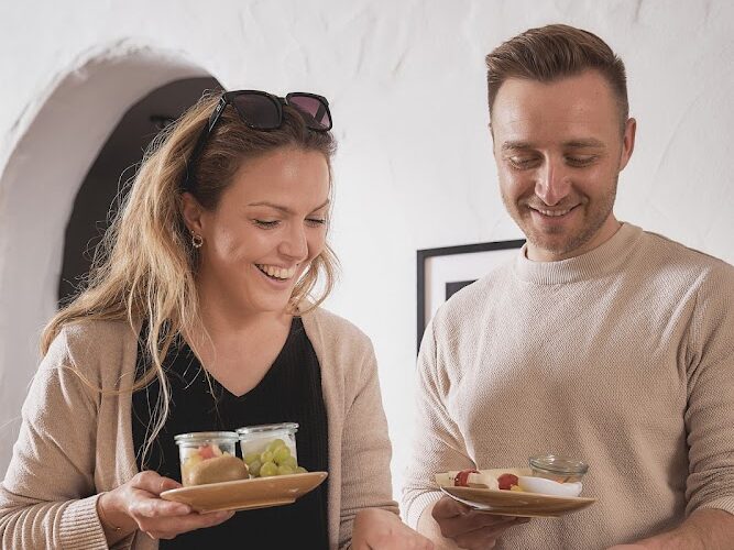 Glückliches Pärchen beim üppigen Frühstücksbuffet im Weinforum Franken