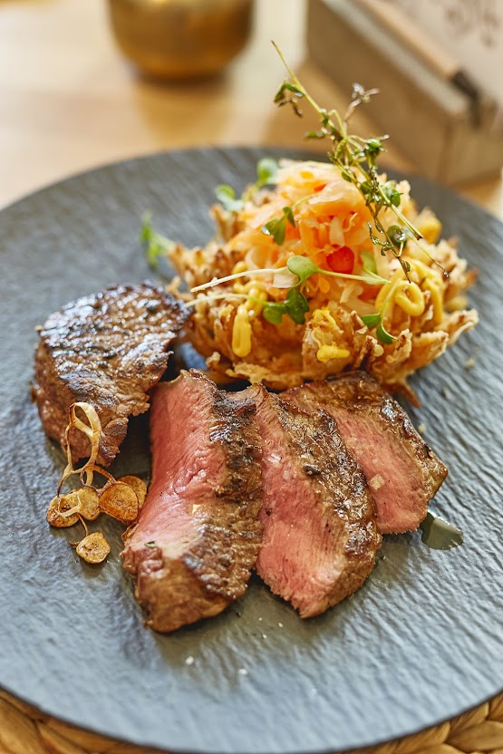 Dry-Aged Steak vom Fränkischen Fleckvieh auf Schieferplatte im Restaurant Weinforum Franken Eibelstadt