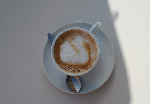 Tagungspause im mediterranen Innenhof des Weinforum Franken