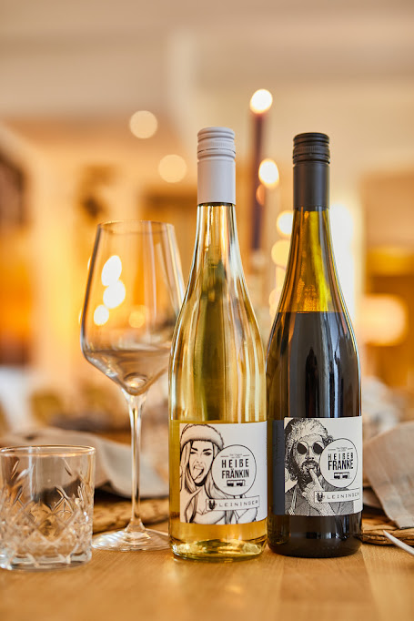 Heiße Fränkin und Heißer Franke – Weinflaschen vom Weingut Leininger in der Vinothek