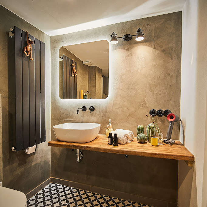 Modernes Badezimmer mit Dyson-Föhn und Rituals-Kosmetik